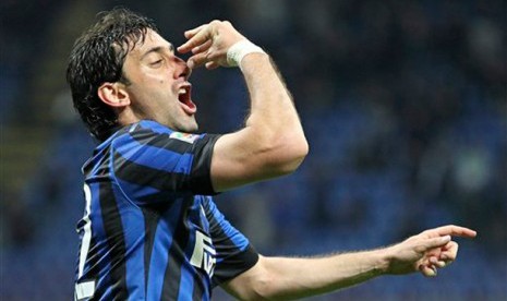 Penyerang Inter Milan Diego Milito merayakan golnya saat Inter Milan menjamu Siena di San Siro, Milan, Italia, Kamis (12/4) dini hari WIB. (AP Photo/Antonio Calanni)