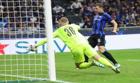 Penyerang Inter Milan Edin Dzeko (kanan) menjebol gawang Viktoria Plzen dalam lanjutan Liga Champions di Stadion Giuseppe Meaza, Milan, Kamis (27/10/2022) dini hari WIB.