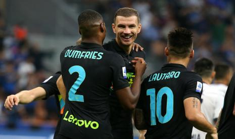 Penyerang Inter Milan Edin Dzeko (tengah) melakukan selebrasi dengan Denzel Dumfries (kiri) dan Lautaro Martinez (kanan)