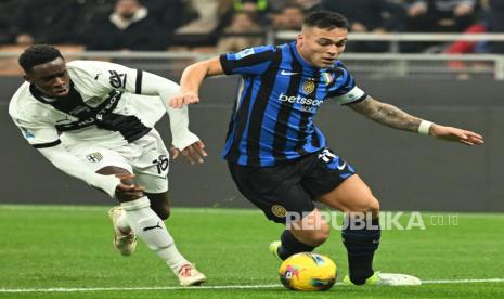 Penyerang Inter Milan Lautaro Martinez (kanan) beraksi melawan Parma dalam lanjutan Serie A Liga Italia.