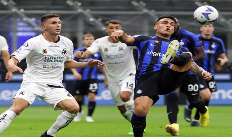 Penyerang Inter Milan Lautaro Martinez (kanan) saat membela timnya menghadapi Spezia di Stadion Giuseppe Meazza, Ahad (21/8/2022) dini hari WIB.