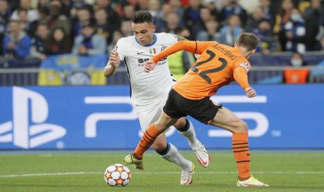 Penyerang Inter Milan Lautaro Martinez (kiri) menggiring bola melewati pemain Shakhtar Donetsk Mykola Matviyenko dalam pertandindingan Grup D Liga Champions di Kiev, Ukraine, Rabu (29/9) dini hari WIB.