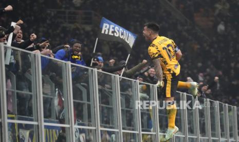 Penyerang Inter Milan Lautaro Martinez merayakan gol bersama pendukung Inter seusia menjebol gawang Genoa dalam lanjutan Serie A Liga Italia di Stadion Giuseppe Meazza, Milan, Ahad (23/2/2025) dini hari WIB.