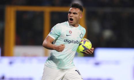 Penyerang Inter Milan Lautaro Martinez merayakan golnya ke gawang Cremonese dalam pertandingan Serie A Liga Italia di Cremona, Ahad (29/1/2023) dini hari WIB.