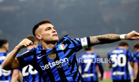 Penyerang Inter Milan Lautaro Martinez merayakan golnya ke gawang Empoli dalam lanjutan Serie A Liga Italia di Stadion Giuseppe Meazza, Senin (20/1/2025) dini hari WIB.