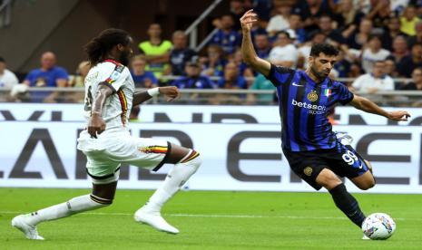 Penyerang Inter Milan Mehdi Taremi (kanan) berusaha melewati pemain Lecce dalam pertandingan Serie A Liga Italia di Stadion Giuseppe Meazza, Milan, Ahad (25/8/2024) dini hari WIB.