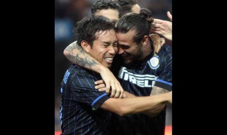 Penyerang Inter Milan, Pablo Osvaldo (kanan), selebrasi bersama rekannya asal Jepang, Yuto Nagatomo, setelah mencetak gol di laga playoff Liga Europa di Stadion Giuseppe Meazza, Milan, Kamis (28/8). 