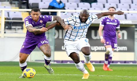 Penyerang Inter Milan Romelu Lukaku (kanan/celana putih) saat menghadapi Fiorentina di Coppa Italia.