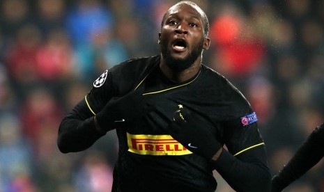 Penyerang Inter Milan Romelu Lukaku merayakan golnya ke gawang Slavia Praha dalam pertandingan Liga Champions Grup F di Praha, Republik Ceko, Rabu (27/11). 