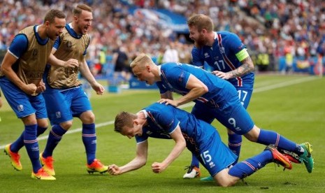 Penyerang Islandia Jon Bodvarsson (bawah) merayakan golnya ke gawang Austria.