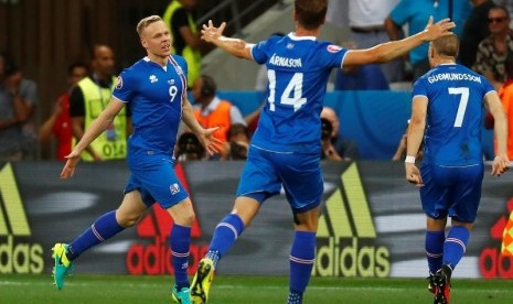 Penyerang Islandia Kolbeinn Sigthorsson (kiri) merayakan golnya ke gawang Inggris bersama rekan-rekannya.