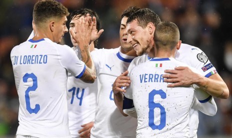 Penyerang Italia Andrea Belotti (kedua kanan) merayakan golnya ke gawang Liechtenstein bersama rekan-rekannya.