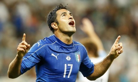 Penyerang Italia Eder merayakan golnya ke gawang Uruguay.