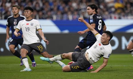 Penyerang Jepang Takumi Minamino (kedua kanan) mencetak gol ke gawang China pada laga Grup C Kualifikasi Piala Dunia 2026 Zona Asia di Stadion Saitama, Tokyo, Jepang, Kamis (5/9/2024).