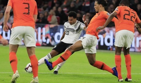 Penyerang Jerman Serge Gnabry (kedua kiri) menjebol gawang Belanda.