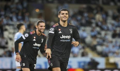 Penyerang Juventus Alvaro Morata (kanan) merayakan golnya ke gawang Malmo di Liga Champions.