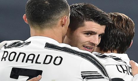 Penyerang Juventus, Alvaro Morata (tengah)