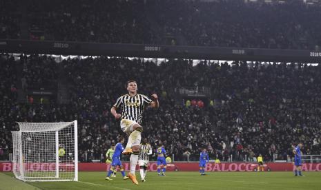 Penyerang Juventus Arkadiusz Milik merayakan gol ke gawang Frosinone di Coppa Italia.