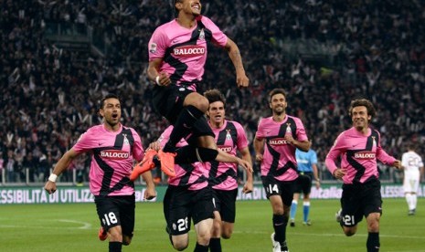 Penyerang Juventus Arturo Vidal meloncat merayakan golnya bersama rekan setim saat menjamu AS Roma di Stadion Turin Juventus, Italia Senin (23/4) dini hari WIB.