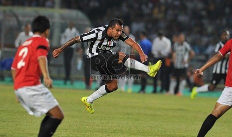 Penyerang Juventus Carlos Teves saat laga Juventus VS ISL Star di Stadion GBK, Jakarta, Rabu (6/8).