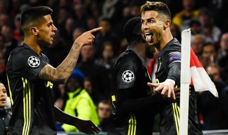 Penyerang Juventus Cristiano Ronaldo (kanan) merayakan golnya ke gawang Ajax.