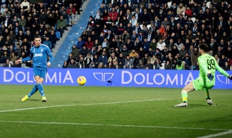 Penyerang Juventus Cristiano Ronaldo (kiri) mencetak gol ke gawang SPAL.