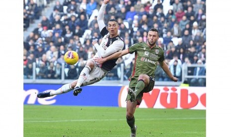 Penyerang Juventus Cristiano Ronaldo (kiri) mencetak mencetak hat-trick dalam kemenangan 4-0 atas Cagliari.