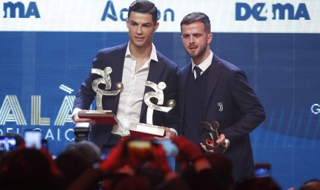 Penyerang Juventus Cristiano Ronaldo (kiri) saat menerima penghargaan Pemain Terbaik Liga Italia, Selasa (3/12) dini hari WIB. Ronaldo absen pada acara seremoni Ballon d'Or 2019 di Paris.