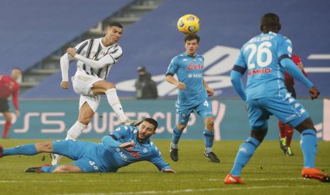 Penyerang Juventus Cristiano Ronaldo (kiri) saat menghadapi Napoli di Piala Super Italia.