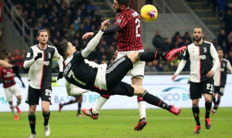 Penyerang Juventus Cristiano Ronaldo melepaskan tendangan salto saat melawan AC Milan pada pertandingan leg pertama semifinal Coppa Italia. Juventus bermain imbang 1-1 melawan AC Milan.