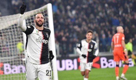 Penyerang Juventus Gonzalo Higuain (kiri) merayakan golnya ke gawang Udinese di Coppa Italia. Gol Higuain berkat kerja sama dengan Paulo Dybala.(EPA-EFE/ALESSANDRO DI MARCO)