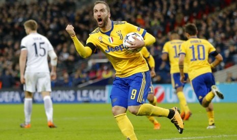 Penyerang Juventus Gonzalo Higuain merayakan golnya ke gawang Tottenham Hotspur.