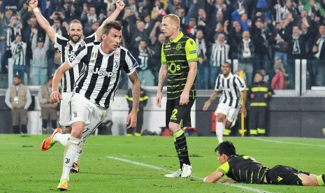 Penyerang Juventus Mario Mandzukic (kiri depan) berlari seusai mencetak gol ke gawang Sporting, Kamis (19/10) dini hari WIB.