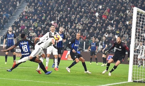 Penyerang Juventus Mario Mandzukic (kiri) saat menjebol gawang Inter Milan.