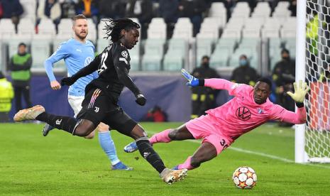 Penyerang Juventus Moise Kean (kiri) beraksi saat menghadapi Malmo dalam laga Grup H Liga Champions di Turin, Kamis (9/12) dini hari WIB. Juventus mengalahkan Malmo 1-0 lewat gol Kean.