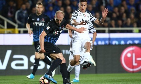 Penyerang Juventus Paulo Dybala (kanan) saat menghadapi Atalanta.