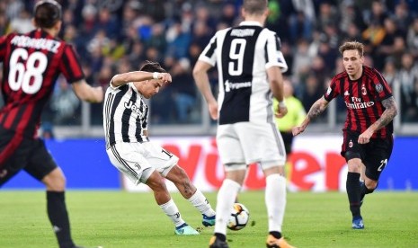 Penyerang Juventus Paulo Dybala (kedua kiri) saat mencetak gol pembuka ke gawang AC Milan.