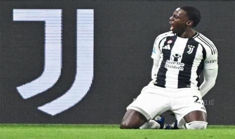 Penyerang Juventus Timothy Weah merayakan golnya ke gawang AC Milan dalam lanjutan Serie A Liga Italia di Stadion Allianz, Turin, Ahad (19/1/2025) dini hari WIB.