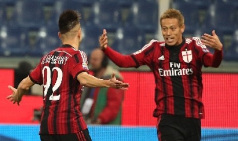 Penyerang Keisuke Honda (kanan).