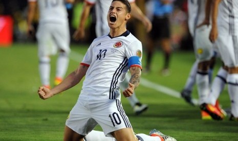 Penyerang Kolombia James Rodriguez merayakan golnya ke gawang Paraguay.