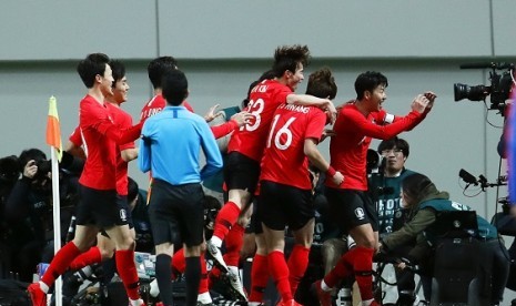 Penyerang Korea Selatan Son Heung-min (kanan) merayakan gol ke gawang Kolombia bersama rekan-rekannya dalam laga persahabatan di Stadion Piala Dunia, Seoul, Korea Selatan, Selasa (26/3).