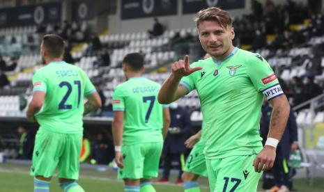 Penyerang Lazio Ciro Immobile (kanan) berselebrasi setelah menjebol gawang Spezia.