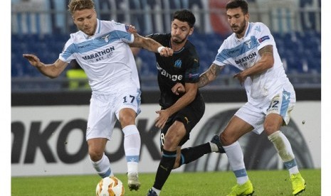 Penyerang Lazio Ciro Immobile (kiri) membawa bola saat menghadapi Olympique Marseille.