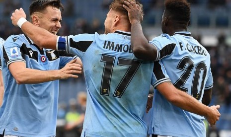 Penyerang Lazio Ciro Immobile (tengah) merayakan golnya.