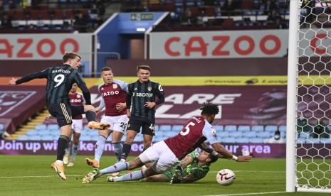 Hat-trick Bamford, Kekalahan Pertama Bagi Aston Villa. Penyerang Leeds United Patrick Bamford (kiri) mencetak gol ke gawang Aston Villa.