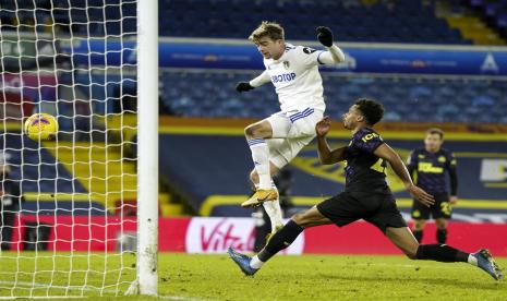 Penyerang Leeds United Patrick Bamford (kiri) mencetak gol ke gawang Newcastle United di Liga Primer Inggris.