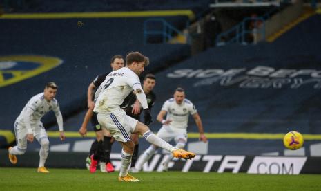 Penyerang Leeds United, Patrick Bamford mengeksekusi pinalti ke gawang Burnley.