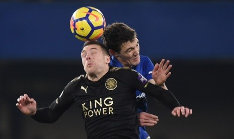 Penyerang Leicester City Jamie Vardy (hitam) berebut bola dengan bek Chelsea Andreas Christensen.