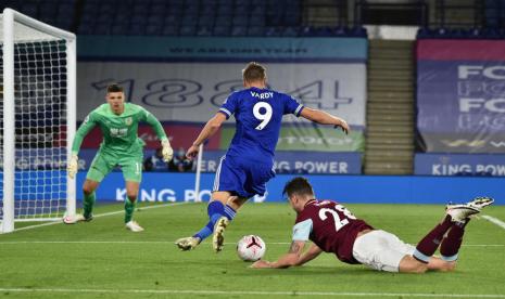 Penyerang Leicester City Jamie Vardy (tengah) beraksi melawan Burnley.