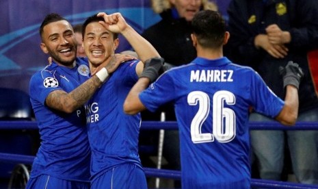 Penyerang Leicester City Shinji Okazaki (tengah) merayakan golnya ke gawang Club Brugge bersama Danny Simpson dan Riyad Mahrez.